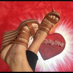 Via Spiga beautiful platforms leather sandals.